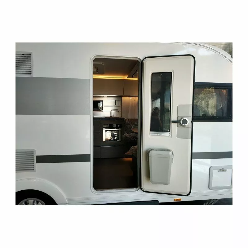 Caravana Adria Alpina 613 UT con la puerta de entrada abierta