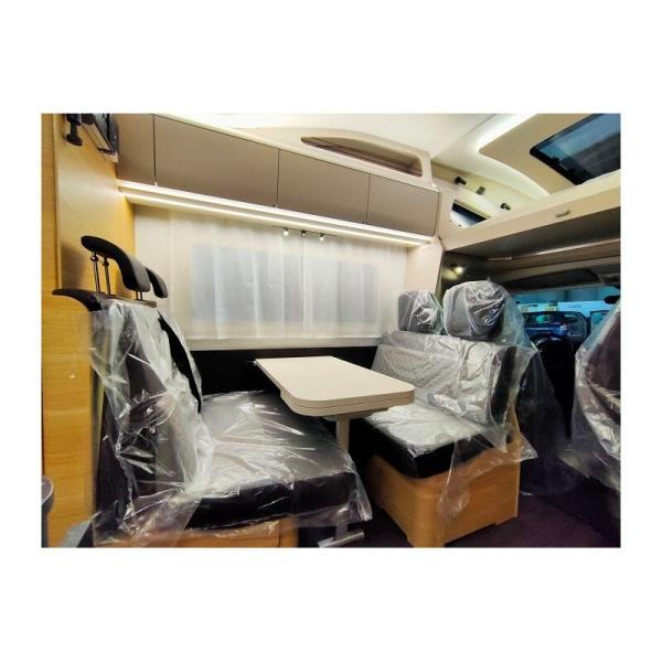 Mesa y sillones nuevos en el interior de la autocaravana Adria Coral XL 600 DP Axess
