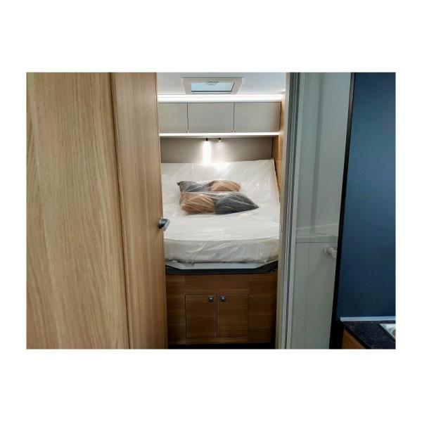 Cama preparada en el interior de la autocaravana Adria Matrix Axess 670 SC