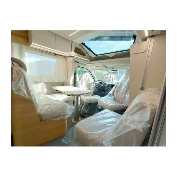 Mesa y asientos del interior de la autocaravana Adria Matrix Axess 670 SC