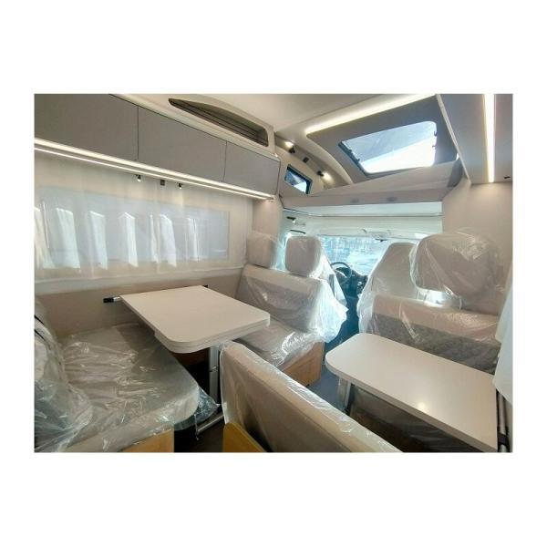 Mesas y asientos interiores de la autocaravana Adria Coral XL 650 DK Axess
