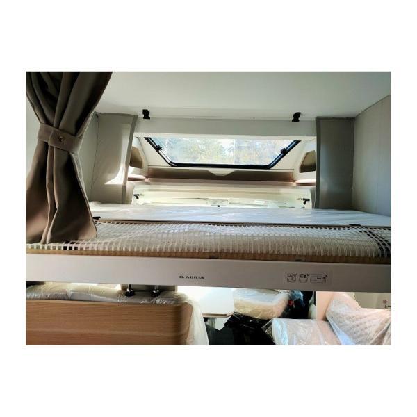 Montaje de la cama superior en el interior de la autocaravana Adria Matrix Axess 670 SC