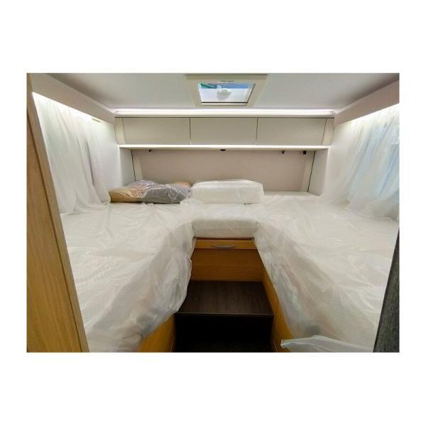 Montaje de las camas en el interior de la autocaravana Adria Matrix Axess 670 SL