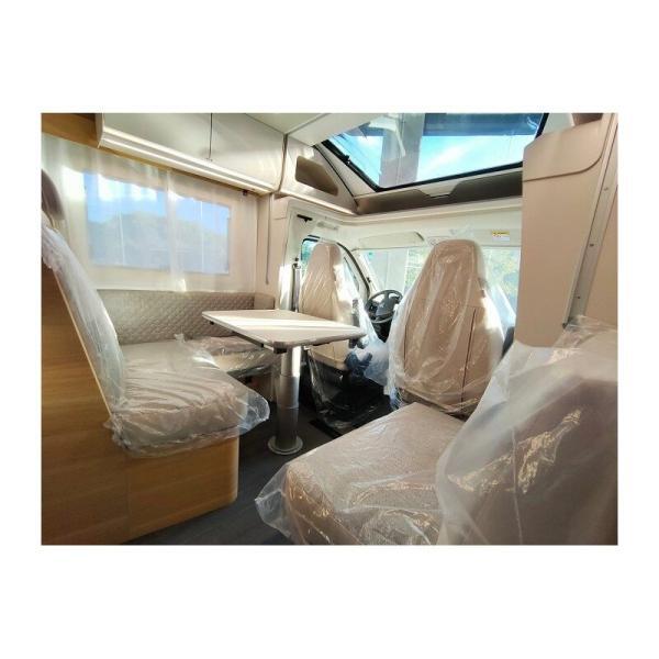 Mesa y asientos interiores de la autocaravana Adria Matrix Axess 670 SL