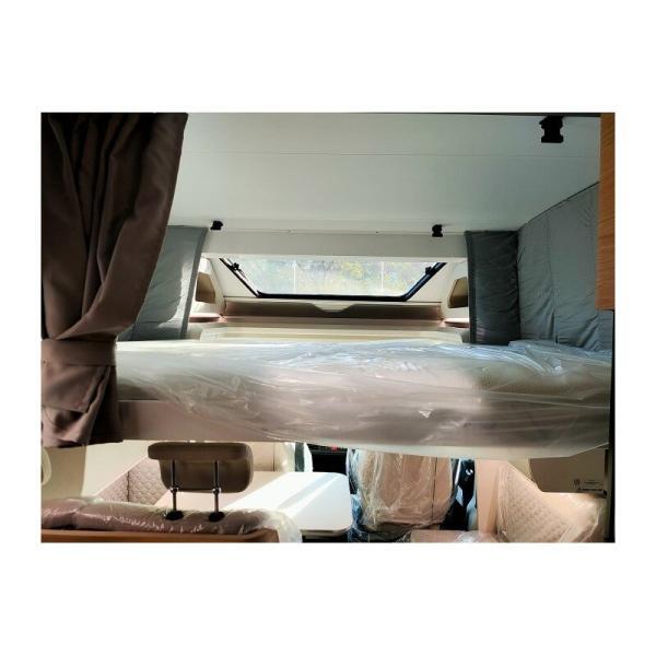Montaje de la cama superior en el interior de la autocaravana Adria Matrix Axess 670 SL