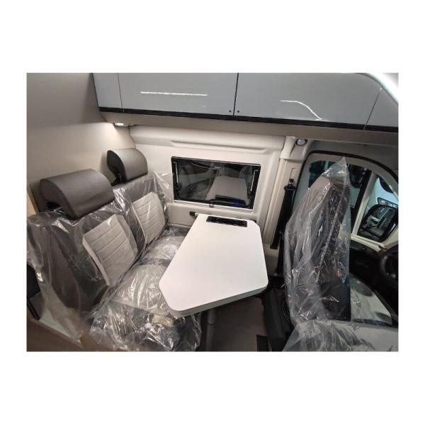 Vista de la mesa y los sillones nuevos del interior de la autocaravana Van Camper Adria Twin 600 SPB Family Plus