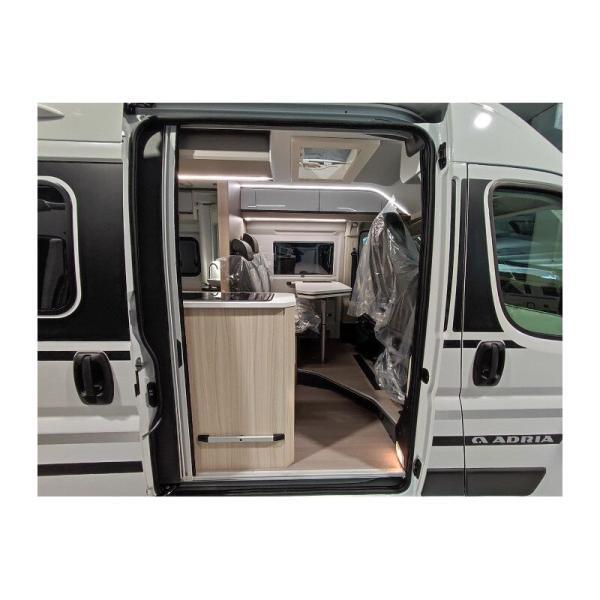 Puerta lateral abierta con vista al interior de la autocaravana Van Camper Adria Twin 600 SPB Family Plus
