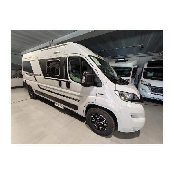 Vista exterior frontal desde el lado del copiloto de la autocaravana Van Camper Adria Twin 600 SPB Family Plus