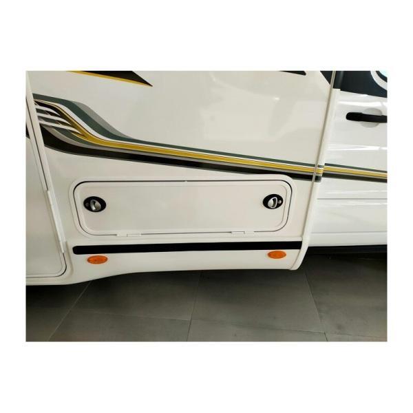 Portón exterior para almacenaje de la autocaravana Benimar Tessoro 481 en color blanco