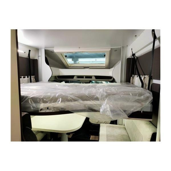 Montaje de cama en interior de la autocaravana Benimar Tessoro 481