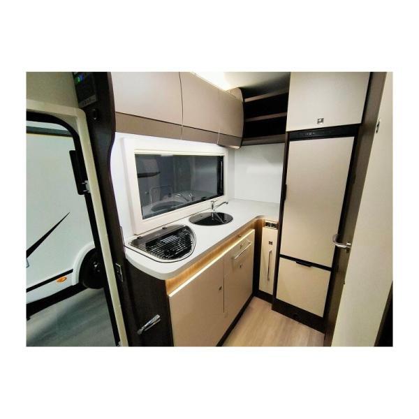 Fregadero y cocina en el interior de la autocaravana Benimar Tessoro 481