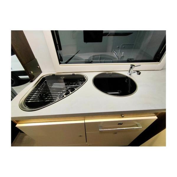 Detalle del fregadero y cocina con las tapas bajadas en el Interior de la autocaravana Benimar Tessoro 481
