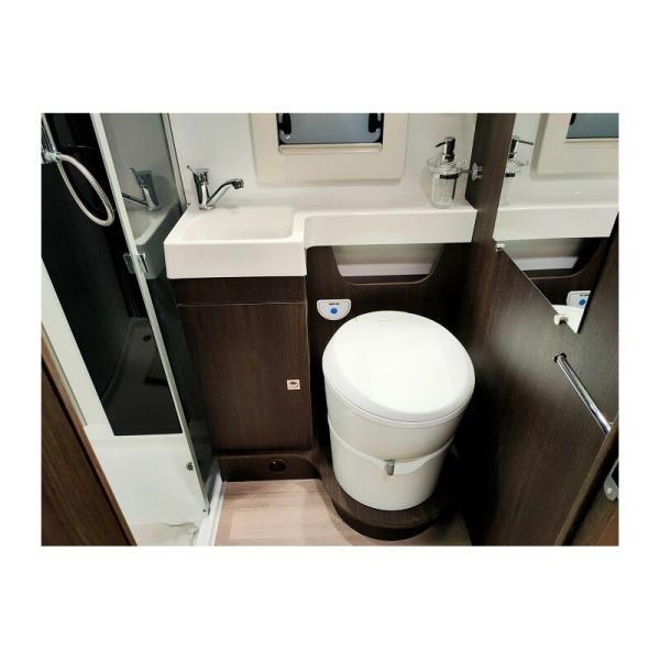 Vista más cercana del lavabo y el váter del baño en el interior de la autocaravana Benimar Tessoro 481