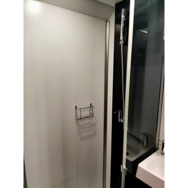 Detalle de la ducha del cuarto de baño en el interior de la autocaravana Benimar Tessoro 481
