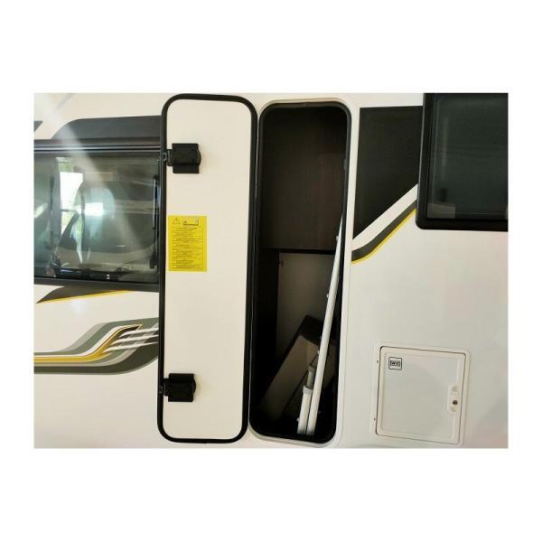 Portón lateral abierto del exterior para almacenaje de la autocaravana Benimar Tessoro 481 en color blanco