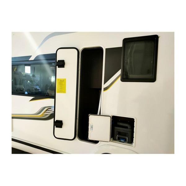 Detalle de los espacios para almacenaje del exterior de la autocaravana Benimar Tessoro 481