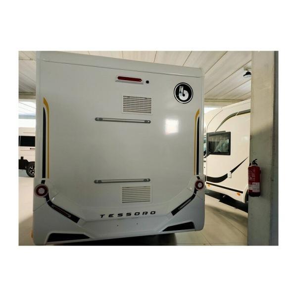 Vista trasera exterior de la autocaravana Benimar Tessoro 481