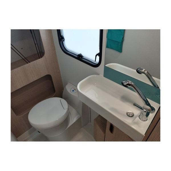 Retrete y lavabo del baño interior de la caravana Adria Aviva 472 PK