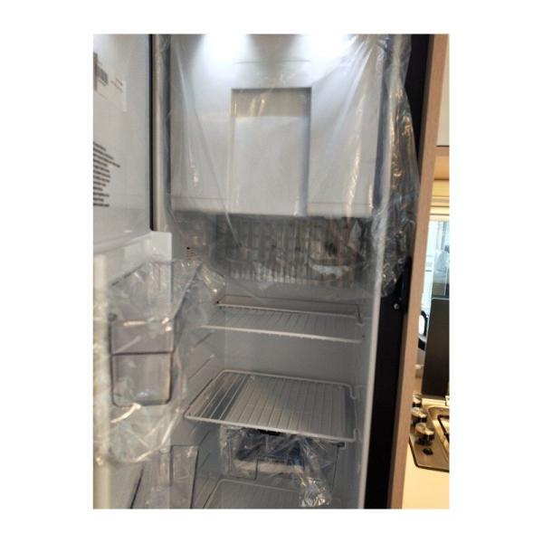 Frigorífico abierto en la cocina de la caravana Adria Aviva 472 PK