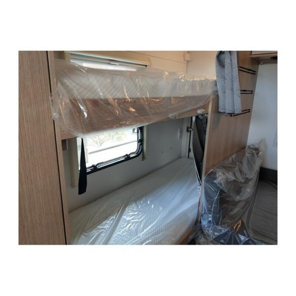 Camas literas preparadas en el interior en la caravana Adria Aviva 472 PK