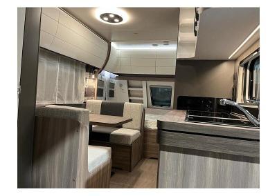 Vista del interior de la caravana Hobby 490 KMF Excellent Edition con el fregadero de la cocina en primer término