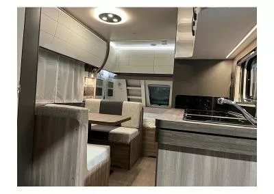 Vista del interior de la caravana Hobby 490 KMF Excellent Edition con el fregadero de la cocina en primer término