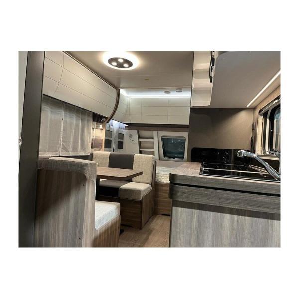 Vista del interior de la caravana Hobby 490 KMF Excellent Edition con el fregadero de la cocina en primer término