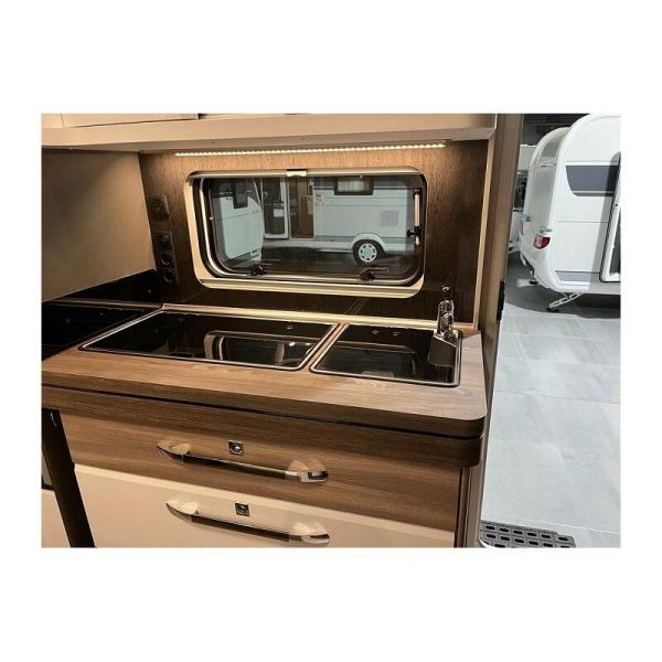 Vista de la cocina y del fregadero con las tapas cerradas en el interior de la caravana Hobby 490 KMF Excellent Edition