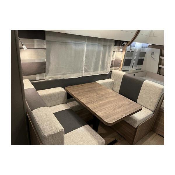 Mesa y sillones en el espacio interior de la caravana Hobby 490 KMF Excellent Edition
