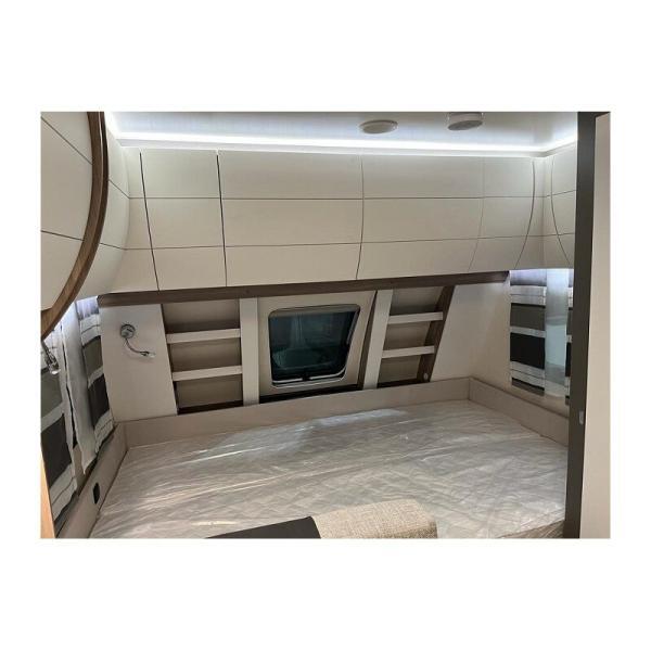 Montaje de las camas y colchones en el interior de la caravana Hobby 490 KMF Excellent Edition