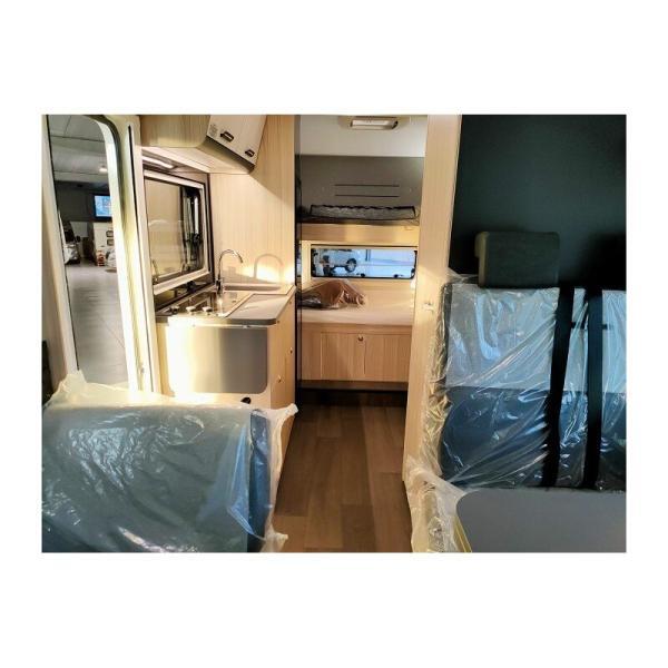 Vista global del interior de la autocaravana Sun Living A 70 DK con la cocina en el lateral y las literas al fondo