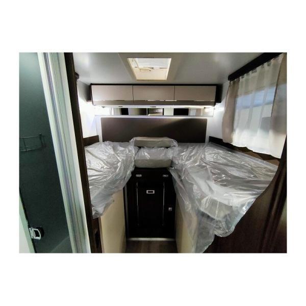 Montaje de las camas en el interior de la autocaravana Benimar Tessoro 463 Up