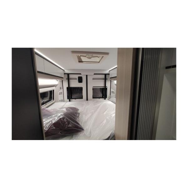 Montaje de las camas en el interior de la autocaravana Adria Twin 640 SGX Plus