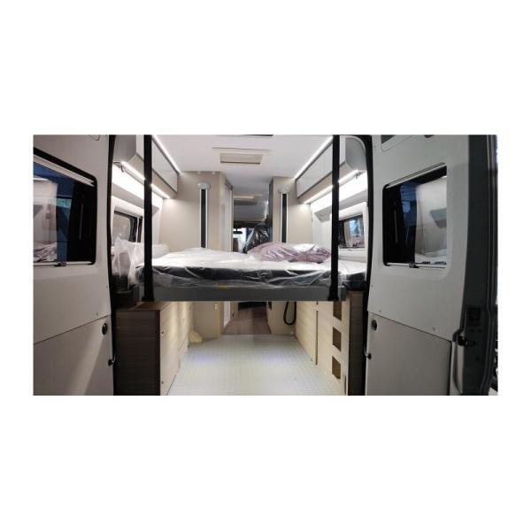Montaje de la cama y colchón con espacio inferior de almacenamiento de la autocaravana Adria Twin 640 SGX Plus