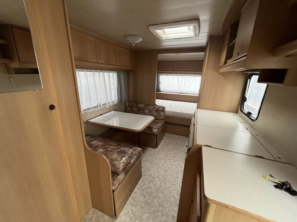 Interior de la caravana Adria Unica 542 PK