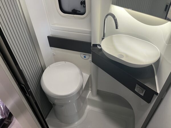 Camper Adria Twin Supreme 600 SX Baño