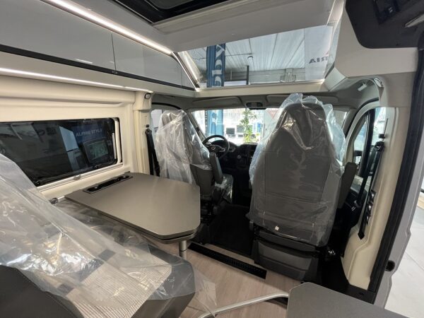 Camper Adria Twin Supreme 600 SX Mesa y Asiento