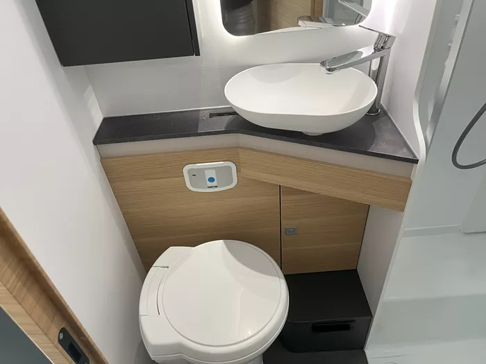 Autocaravana Adria CORAL XL 660 SL - Imagen 9