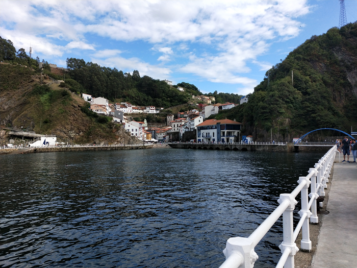 El pueblo de Cudillero en el viaje de Barcelona a Asturias.