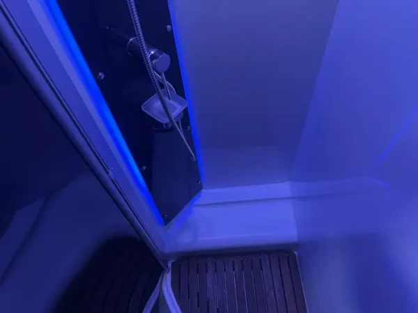 Foto de la ducha de la Challenger 378 XLB